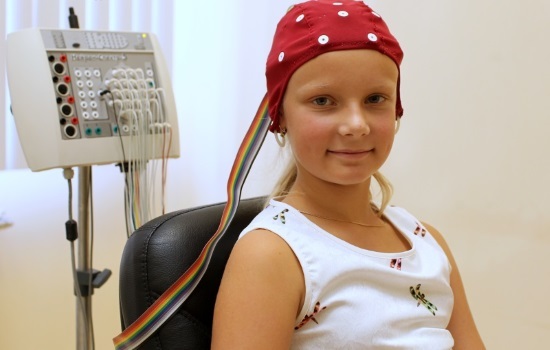 ЭЭГ головного мозга ребенку: что показывает энцефалограмма головы у детей, что это такое