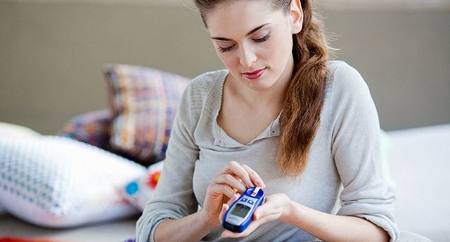 Повышенный сахар в крови у женщин: симптомы, причины, первые признаки повышения